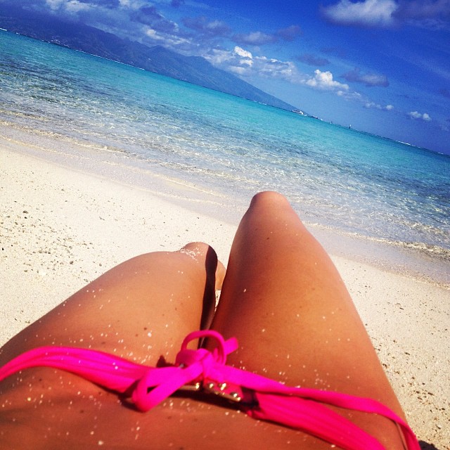 Carmen Electra impacta con sus sexies curvas desde Playas de Tahití (+Fotos)