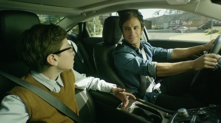 Gael García Bernal protagoniza campaña multicultural del nuevo Chrysler 200