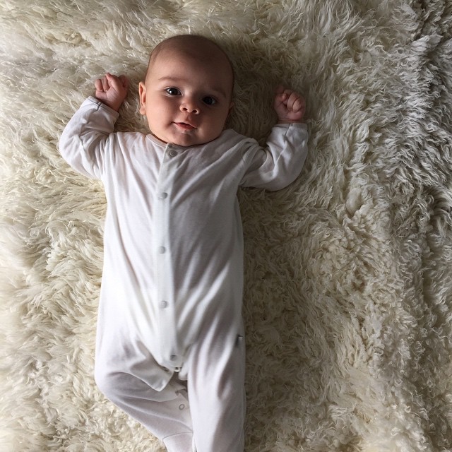 Kourtney Kardashian publica la primera foto de su tercer hijo