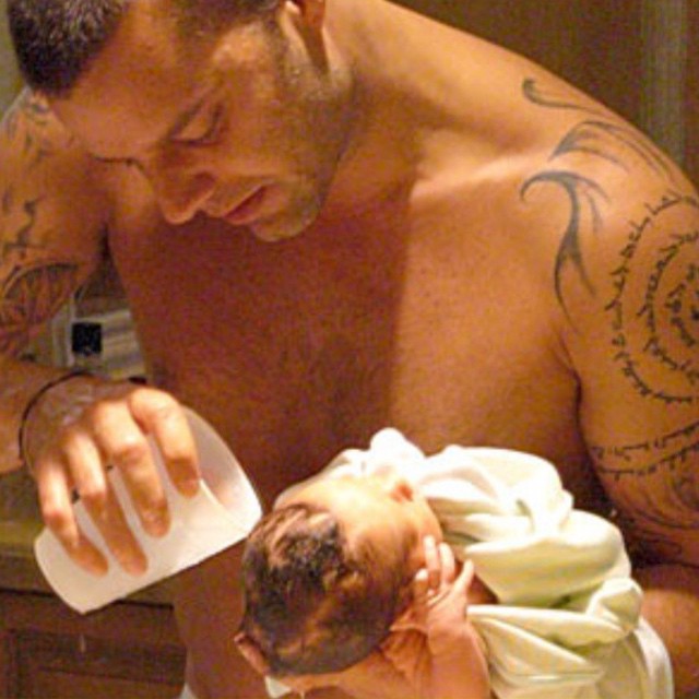 Ricky Martin muy íntimo: muestra primer baño de su hijo