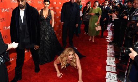 La comediante Amy Schumer se lanza a los pies de Kim Kardashian y Kanye West