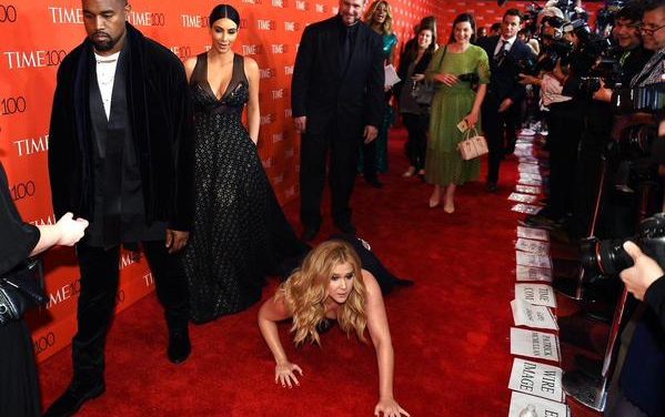 La comediante Amy Schumer se lanza a los pies de Kim Kardashian y Kanye West