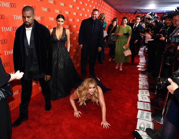 La comediante Amy Schumer se lanza a los pies de Kim Kardashian y Kanye West