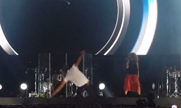 Enrique Iglesias se resbala en pleno concierto (+Video)