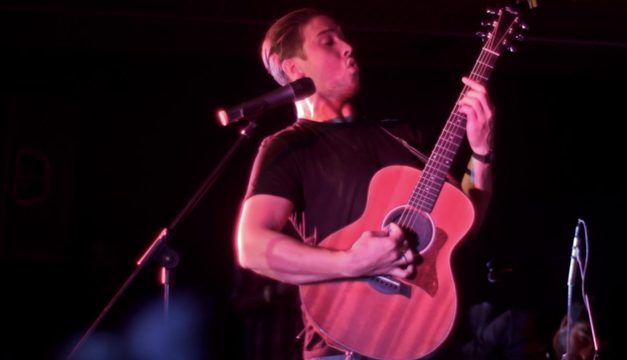 Rodrigo Gonsalves versiona »Valle de Balas» de Desorden Público (+Video)