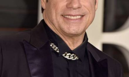John Travolta presenta por primera vez a su hijo en público (+Video)