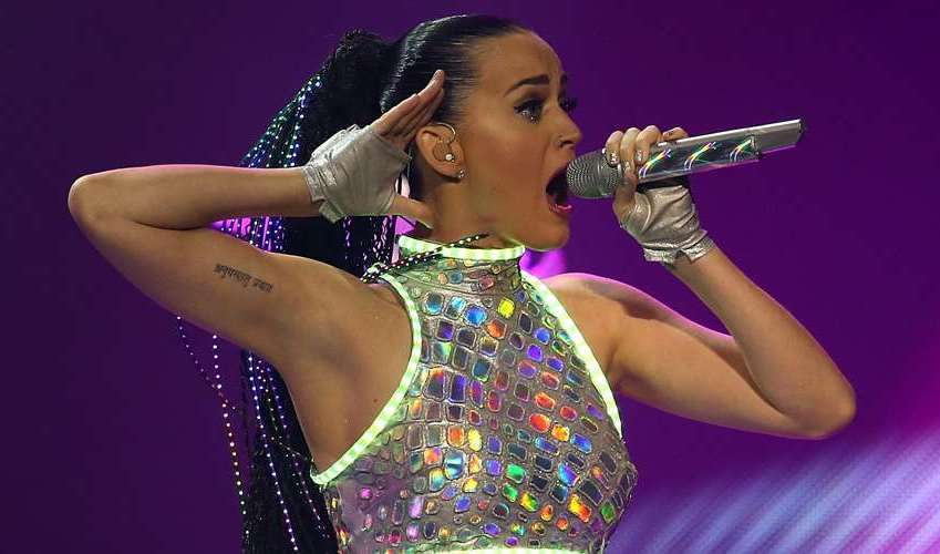 Katy Perry no está embarazada y tampoco se casa