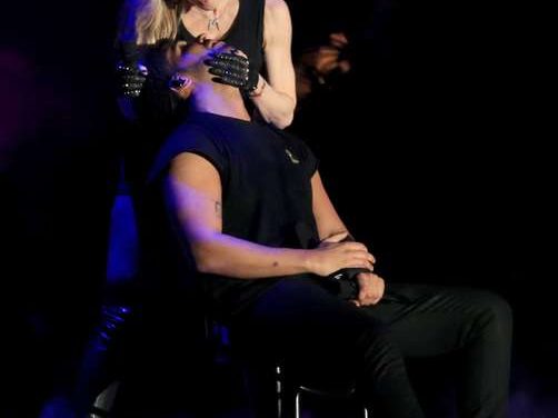 Madonna aparece por sorpresa en festival Coachella y besa a Drake en el escenario (+Fotos)