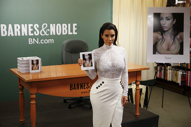 Kim Kardashian: entre selfies, pieles y desnudos promociona su su libro »Selfish» (+Fotos)