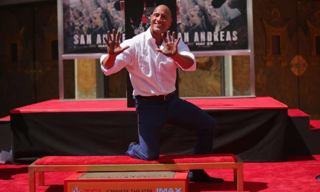 Dwayne Johnson ‘The Rock’ plasma sus huellas en Hollywood