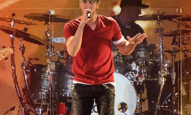 Enrique Iglesias se somete a cirugía reconstructiva en mano