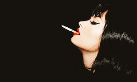 Demi Lovato dice que fumar mata mientras posa con un cigarro