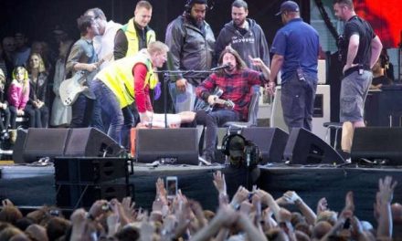 Dave Grohl líder de Foo Fighters, se rompe una pierna y aún así sigue tocando (+Video)
