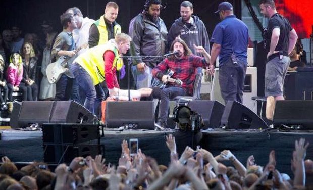 Dave Grohl líder de Foo Fighters, se rompe una pierna y aún así sigue tocando (+Video)
