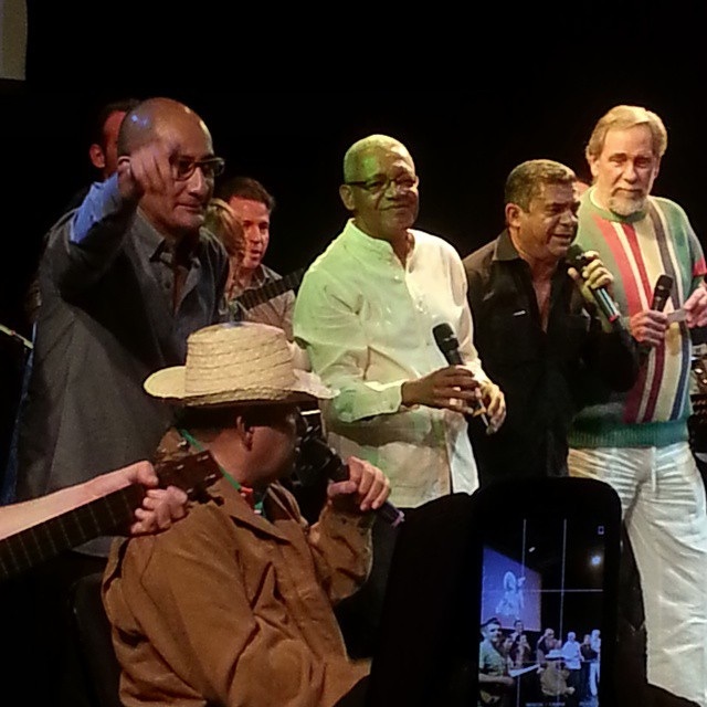 A sala llena  artistas  cantaron a Gualberto Ibarreto