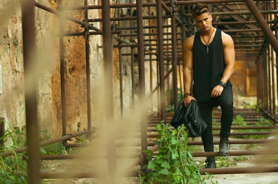 GUSTAVO ELIS LE REGALA UN VIDEO A SUS FANS (+Video)
