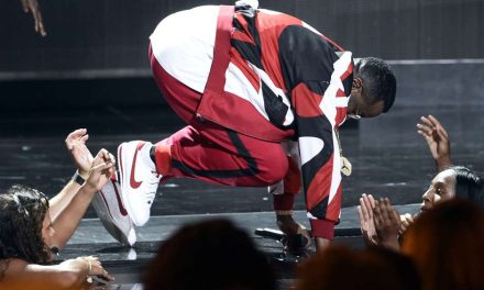 P. Diddy se dejó caer en el escenario de los BET Awards 2015