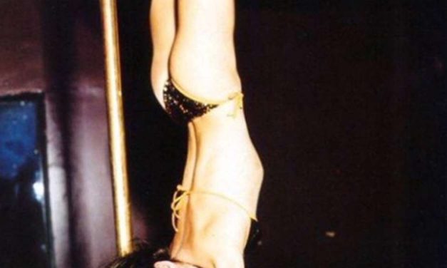 Elizabeth Hurley sorprende con su talento en el pole dance