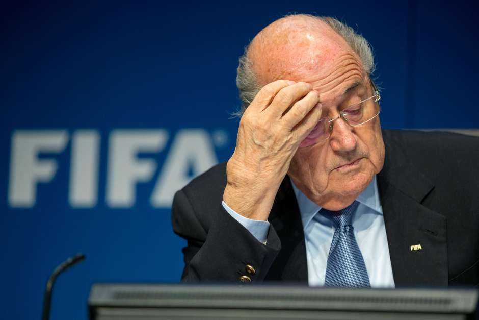 Blatter renuncia como presidente de la FIFA