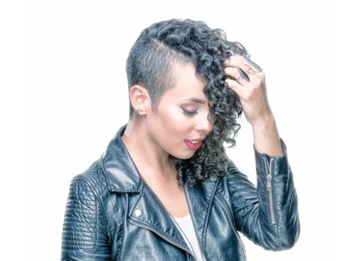 »TE QUIERO LOS DOMINGOS» es el Álbum debut de Raquel Sofia