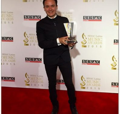 FONSECA RECIBE PREMIO ESPECIAL SESAC LATINA CONTEMPORARY ICON AWARD