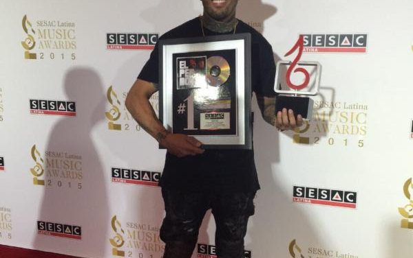NICKY JAM RECIBE SU PRIMER PREMIO EN LA GALA DE SESAC LATINA
