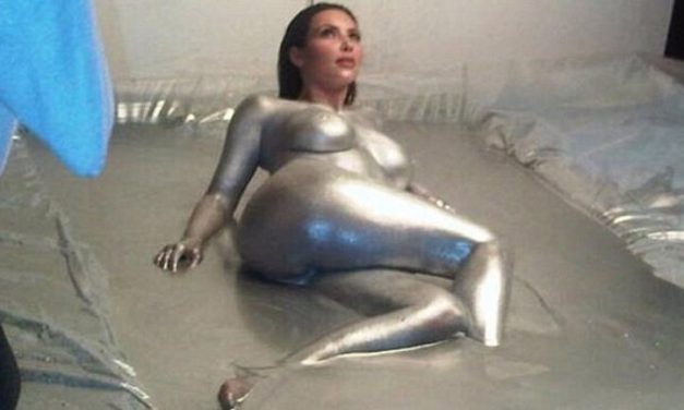 Kim Kardashian luce su voluptuosa figura en pintura (+Foto)