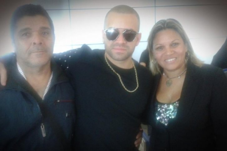 Nacho (@nacholacriatura) ayuda a dos venezolanos varados en el aeropuerto de Panamá