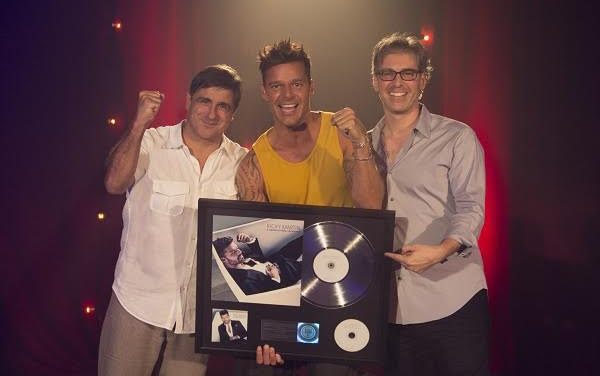 Ricky Martin recibe disco de platino por ventas de mas de 100,000 copias de ‘A quien quiera escuchar»