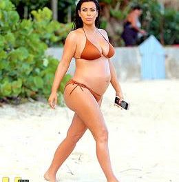 Kim Kardashian lució pancita de embarazada en sexy bikini (+Fotos)