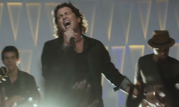 Carlos Vives estrena video »Las cosas de la vida», protagonizado por Paulina Vega (+Video)
