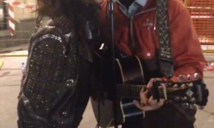 Steven Tyler cantó con un músico callejero en Moscú (+Video)