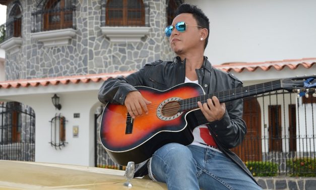Ronald Montenegro le canta a las mujeres que se van de parranda