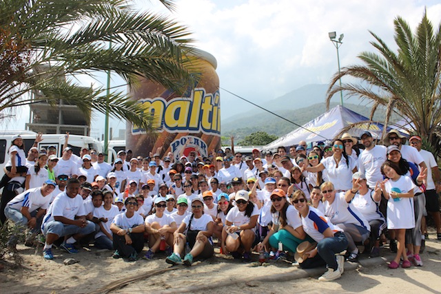Trabajadores de Empresas Polar participan activamente como voluntarios en el Día Mundial de las Playas