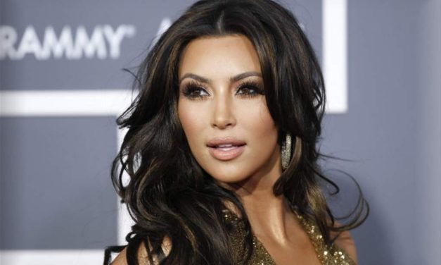 Kim Kardashian hace enfurecer a los «fans» del Papa Francisco