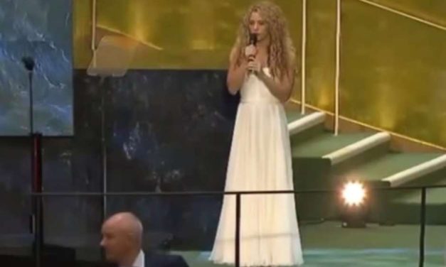 Shakira le cantó »Imagine» al Papa Francisco en la ONU (+Video)