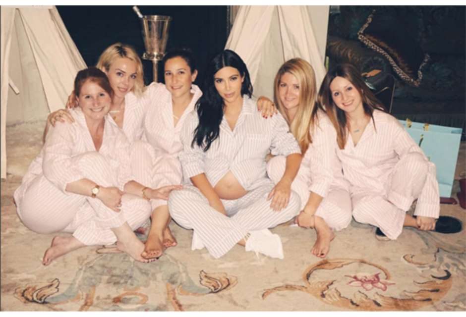Kim Kardashian celebra su baby shower en pijama