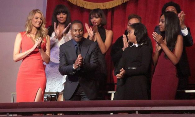 Eddie Murphy imita a Bill Cosby luego de recibir un premio