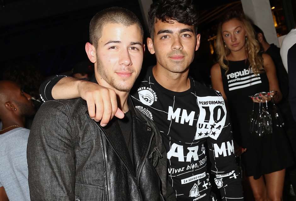 Joe Jonas acepta que les gusta visitar los bares gay
