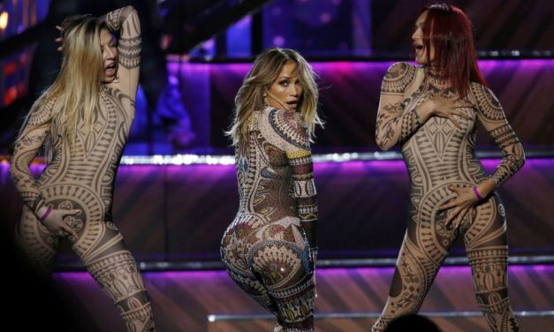 Jennifer López deslumbró en la gala de los American Music Awards 2015