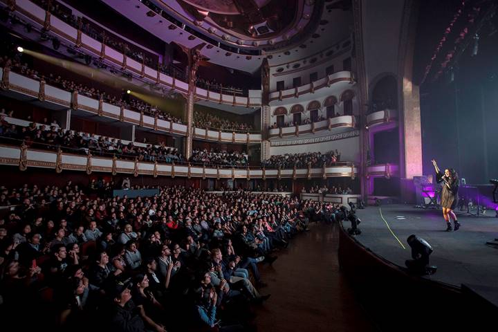 JULIETA VENEGAS CAUTIVA EN SUS DOS CONCIERTOS EN EL TEATRO ESPERANZA IRIS