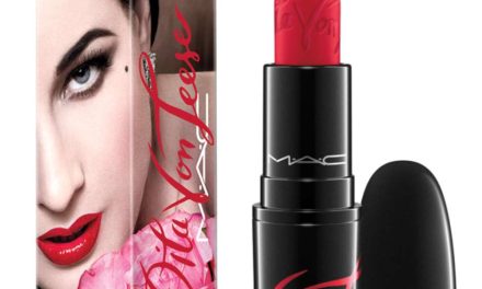 Dita Von Teese crea emblemático lipstick rojo