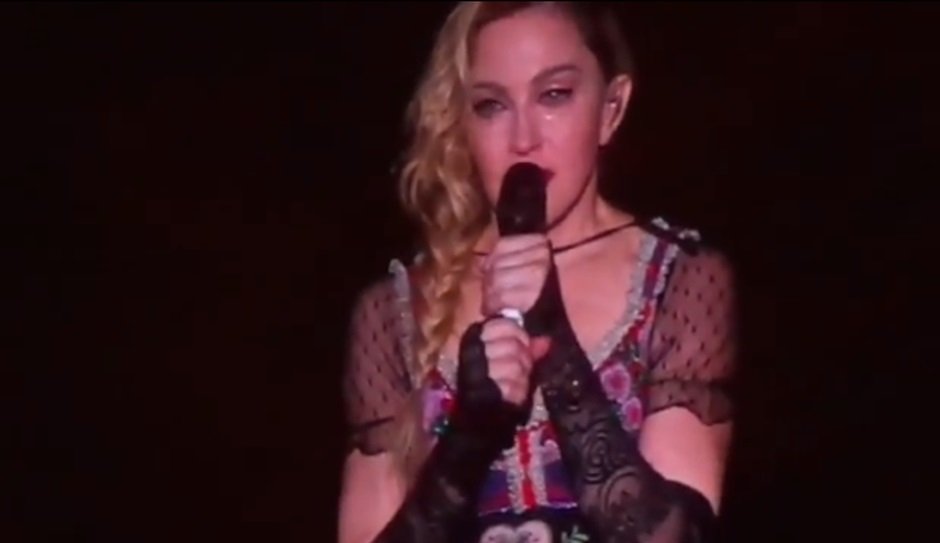 Madonna llora por París en su concierto de Estocolmo (+Video)