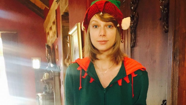 Taylor Swift se disfrazó de duende para Navidad