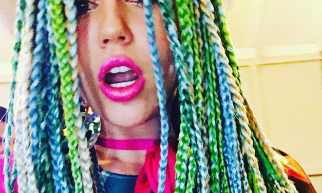 Miley Cyrus sorprende con peinado multicolor