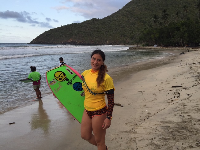 La atleta Lumar Guittard de vuelta al Surfing gana en su primera competencia postnatal