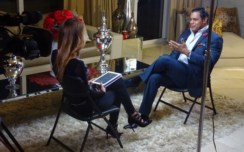 El afamado ex beisbolista dominicano Sammy Sosa conversa con Triunfadores del Deporte