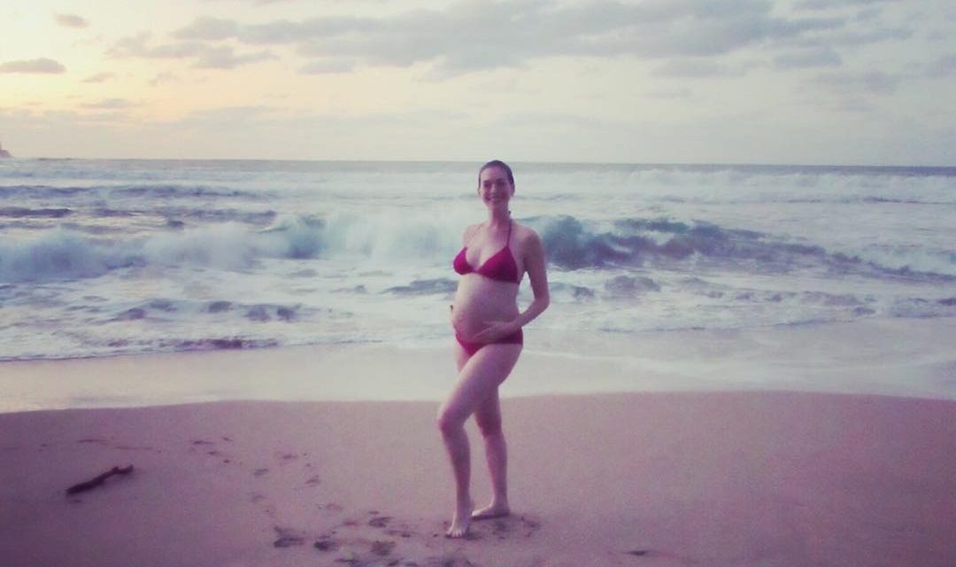 Anne Hathaway presume de su avanzado embarazo (+Foto)
