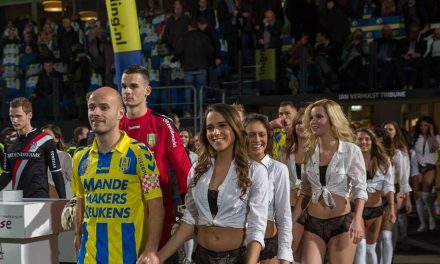 Equipo holandés de Futbol sustituye a niños por modelos en ropa interior