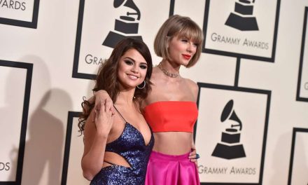 Taylor Swift y Selena Gómez sorprenden en la alfombra de los Grammy